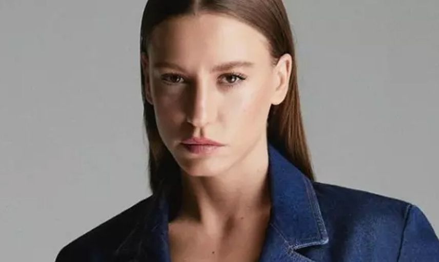 Serenay Sarıkaya ve Mert Demir'in gecesi olaylı bitti: Çiftten kare almak isteyen gazeteciye tekmeli saldırı!