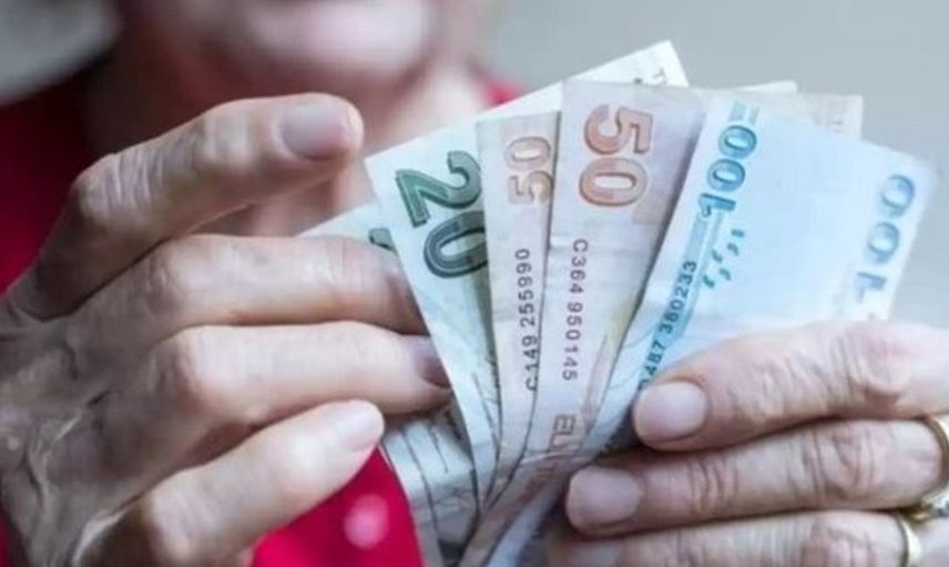 Emekli maaşı alanlar bu haber yüzünüzü güldürecek: Emekli maaşlarına ek 750 TL ödemeleri hesaplara yatmaya başladı
