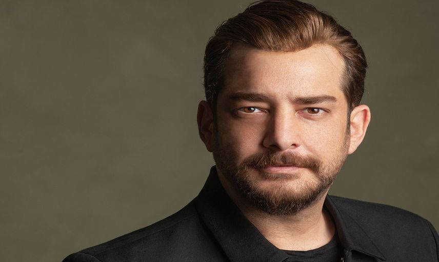 Enis Arıkan yaşça küçük genç oyuncuyla samimi pozları! İşte ortak yaptırdıkları o dövmenin anlamı...