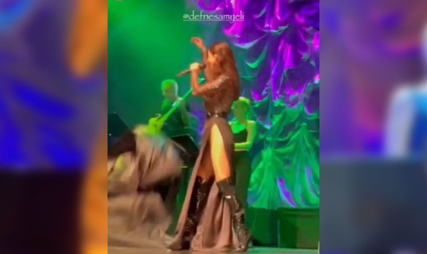 49’luk Defne Samyeli’den sahne şov! Sahnede bir anda soyunan ünlü şarkıcı izleyenlerin nefesini kesti