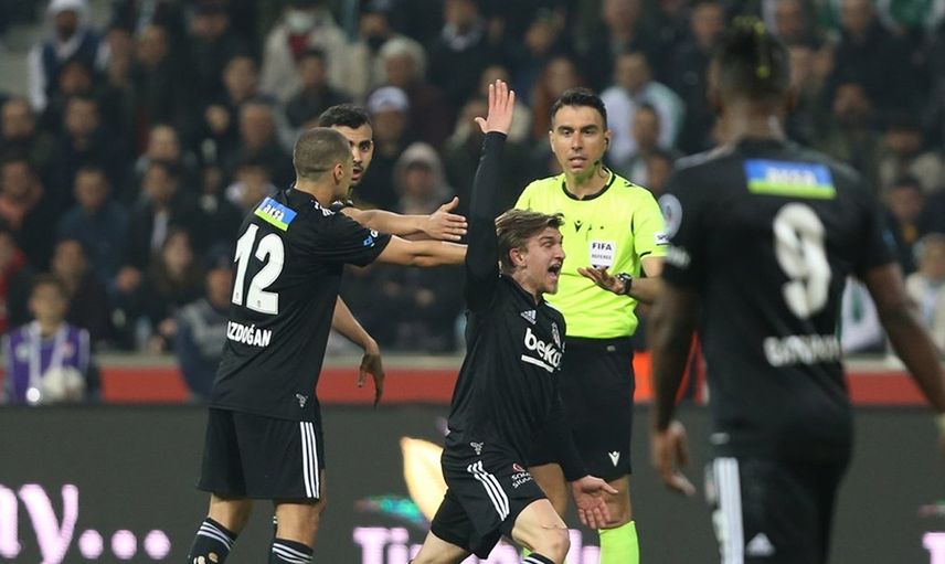 Erman Toroğlu, Beşiktaşlı futbolcuların Giresunspor maçında artistlik yaptığını söyledi. Taraftarlar kendisine tepki gösterdi