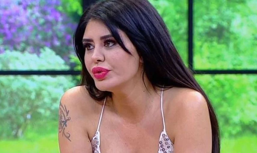 Eski hali merak edilen Ebru Polat Instagram hesabından yaptığı paylaşımla herkesi şoke etti! Sabah sabah yataktan üstsüz kalkan ünlü isim bir de poz verdi