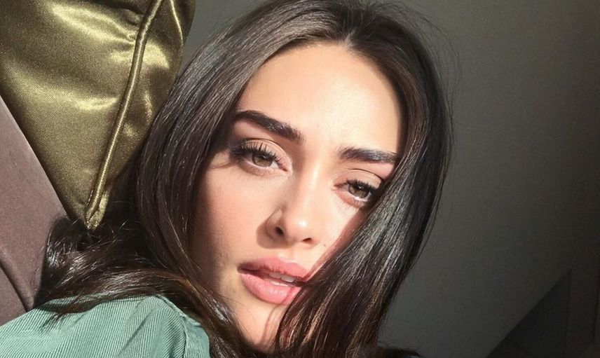 Esra Bilgiç’ten Bikinili Tatil Pozu