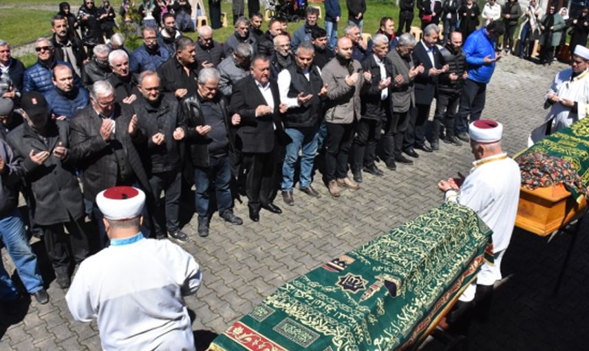 Babası ve üvey annesi hayatını kaybetmişti! Şehsuvar Aktaş ailesini son yolculuğuna uğurladı