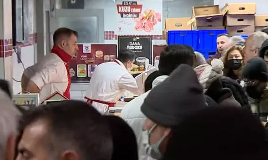 Ucuz et kuyruğu görenleri şoke etti! Sabah erken saatlerde metrelerce kuyruk oluştu