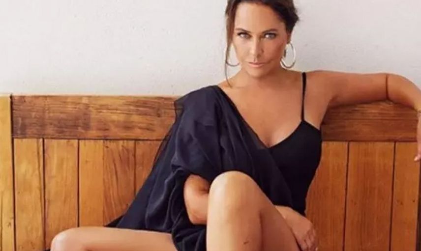 Hülya Avşar'dan cesur paylaşım: Tek göğsünü açık bıraktı, eliyle sansürlemeye çalıştı!