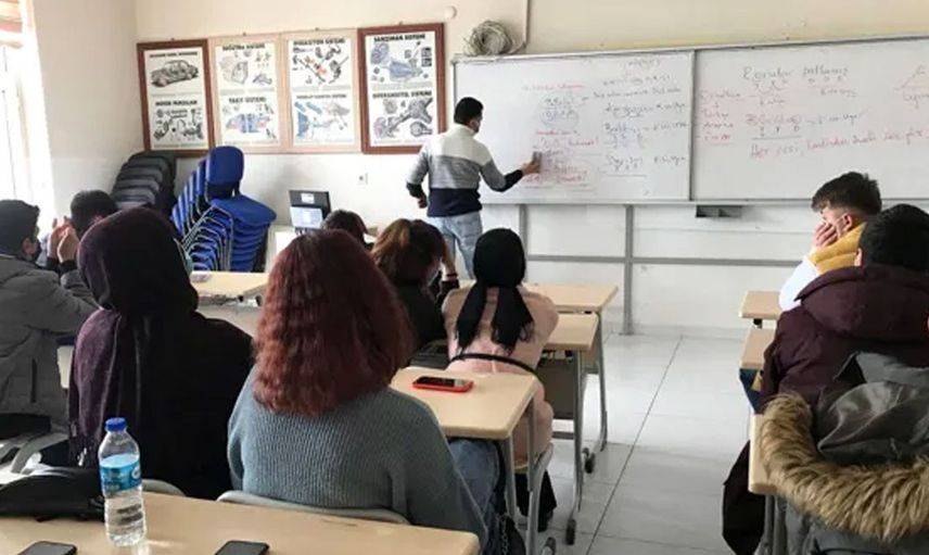İki lise öğrencisi sınıfın ortasında Kur'an-ı Kerim’i tekmelediler: O görüntülere tepkiler çığ gibi büyüyor 