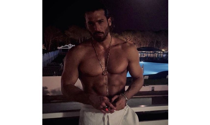 Can Yaman'dan kafaları karıştıran paylaşım! O fotoğrafı gören din mi değiştirdin dedi