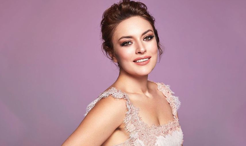 Ezgi Mola’dan Eşini Ağlatan Sürpriz: Bebeğinin Cinsiyetini Böyle Duyurdu
