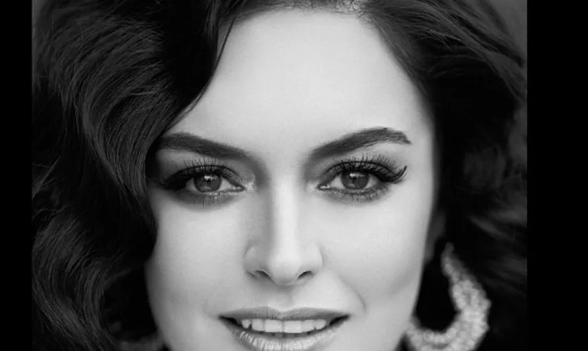 Ezgi Mola