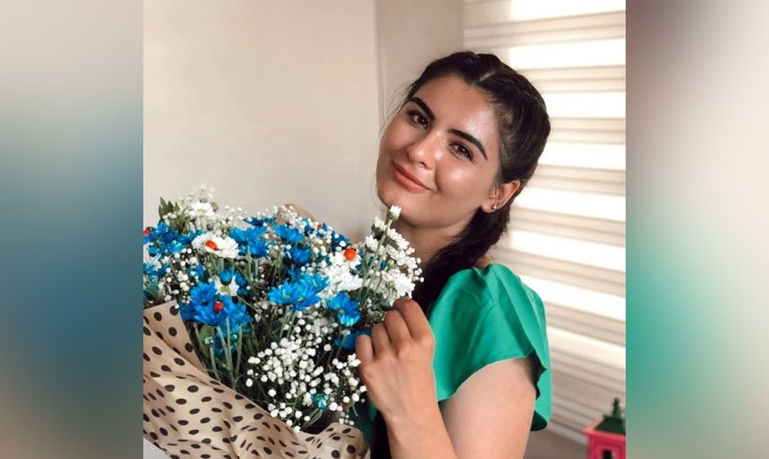 Gelin adayı Hanife Gürdal artık sınır tanımıyor! Sere serpe uzanıp...