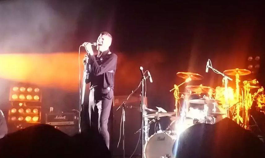 Konserde facia gibi kaza: Ünlü şarkıcı hayranının üzerine atladı, genç kız felç kaldı!