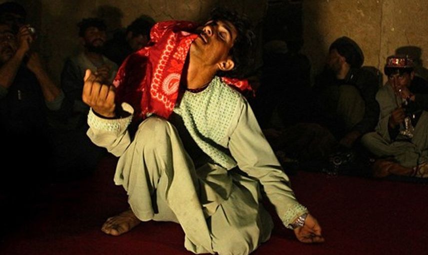 Afganistan'da iğrenç gelenek! Erkek çocuklarına yaptıkları mide bulandırıyor