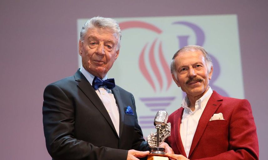 Arif Şentürk Kimdir?