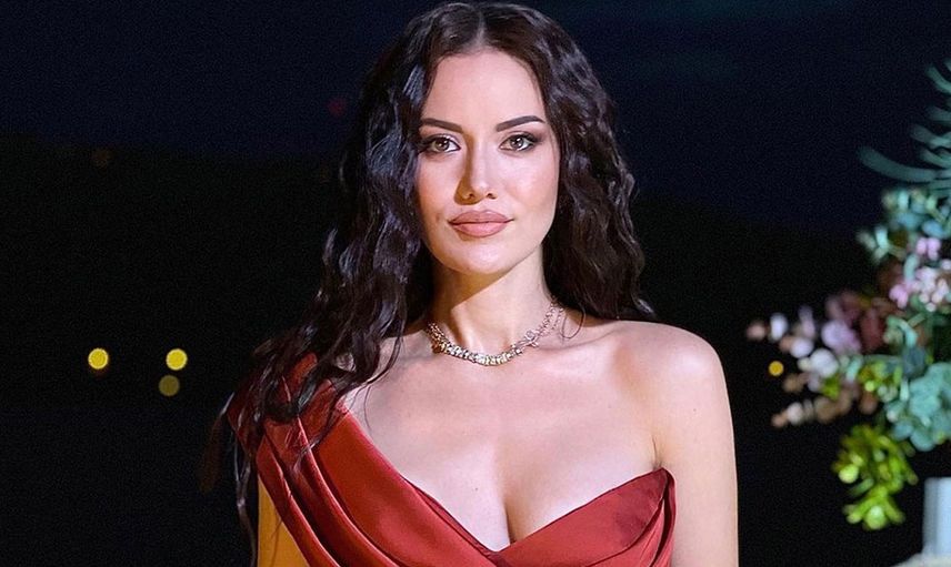 Fahriye Evcen bornozlu paylaşımı ile doğal güzelliğini konuşturdu! Paylaşımı ile kendine hayran bıraktı