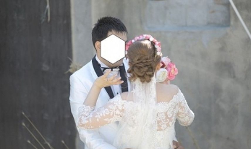 Düğün fotoğraflarını gören evli çift sinirlerine hakim olamadı