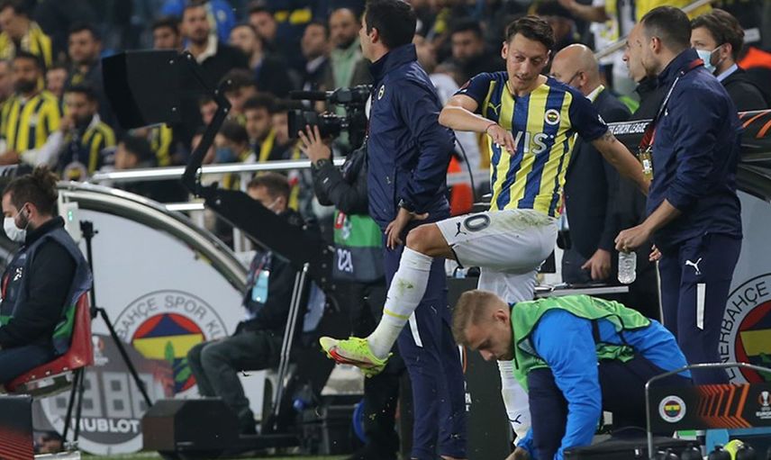 Fenerbahçe-Antwerp Maçında Oyundan Alınan Mesut Özil, Büyük Tepki Gösterdi!