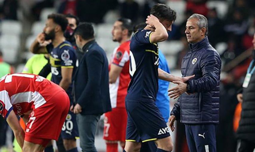 Fenerbahçe'de Mesut Özil Antalyaspor Maçında İsmail Kartal'a Tepki Gösterdi!