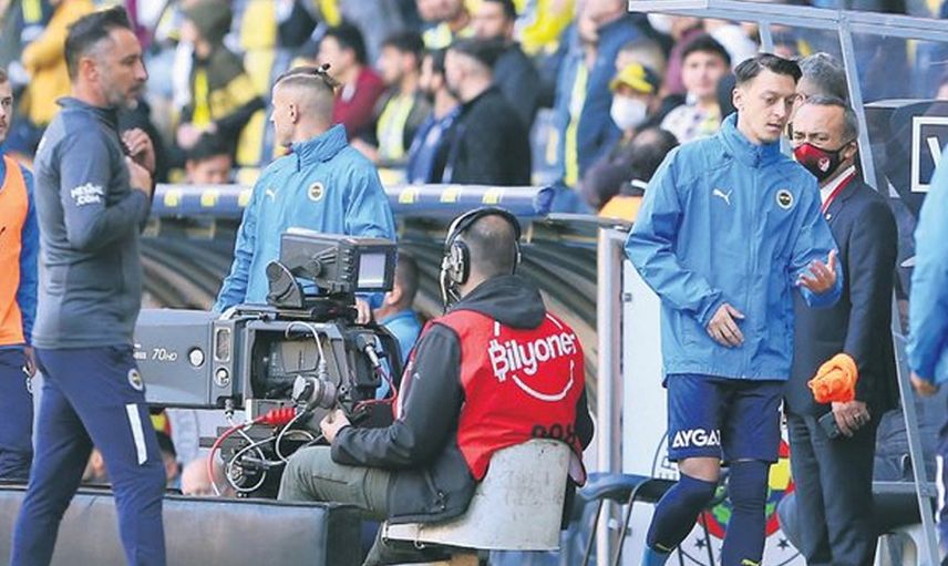 Fenerbahçe'de Mesut Özil, Vitor Pereira'ya Tepki Gösterdi!
