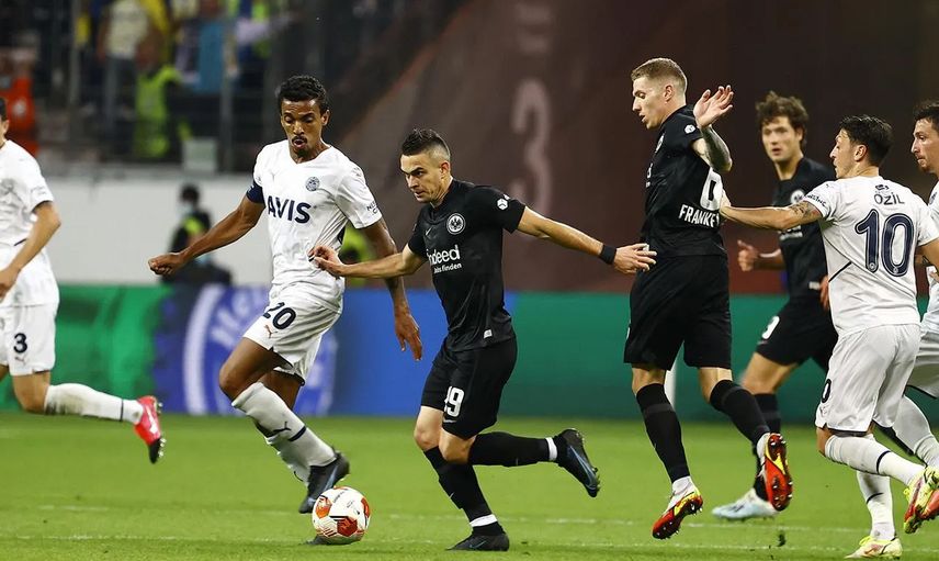 Fenerbahçeli Mesut Özil'in Frankfurt Maçındaki Performansı İngiltere'de Gündem Oldu!