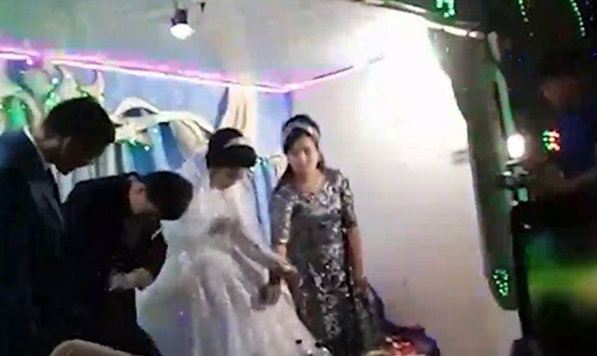 Allah kocanın hayırlısını ve akıllısını versin! Damat herkesin içinde öyle bir sebep için geline vurdu ki, davetliler şok geçirdi
