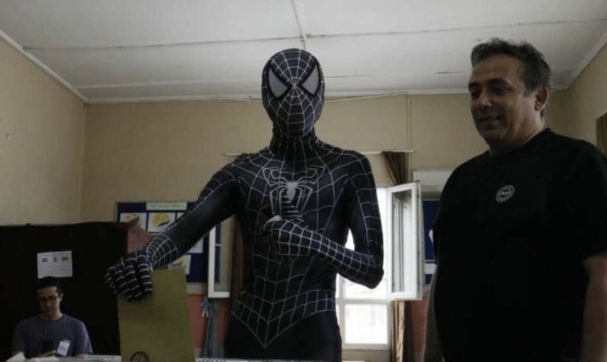 Seçim kombinleri belli oldu! Oy vermeye birbirinden farklı kıyafetlerle giden insanlar