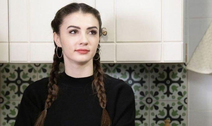 Burcu Özberk tatillere doyamadı! Verdiği mini etekli pozlarla erkekleri kendisine hayran bıraktı