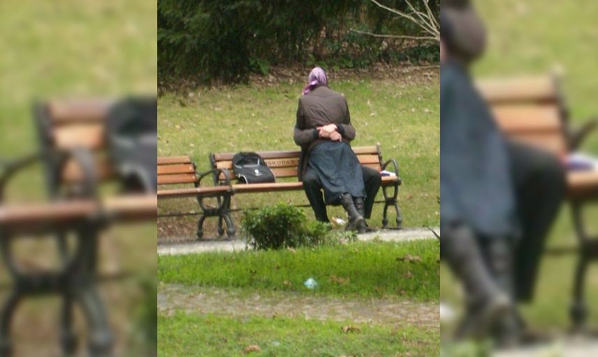 Parkta uygunsuz halde yakalanan çiftler