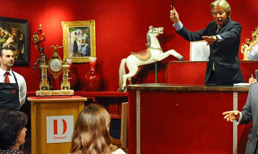 Kocasına sinirlenen kadın açık arttırmada eşini sattı!