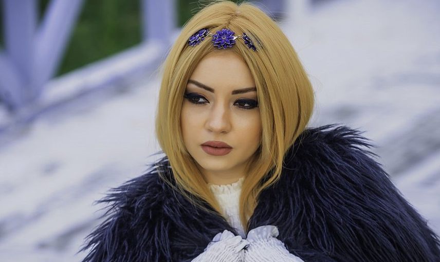 Ece Seçkin Sahneye Sütyensiz Çıktı