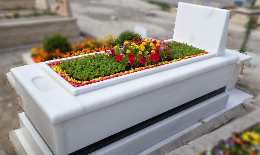 Annesinin mezarına kamera koydu ve gördükleri karşısında şok oldu!