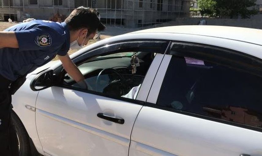  Aracında Oturan Adam: Hava Sıcaktı Çıkardım