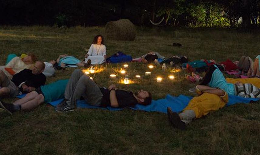 Herkes bu terapi yöntemini konuşuyor: Birbirlerini okşayarak meditasyon yaptılar!