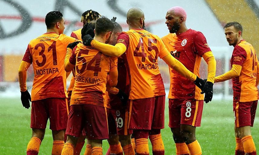 Galatasaray'da Burak Elmas Takımdan Ayrılacak İsimleri Açıkladı!