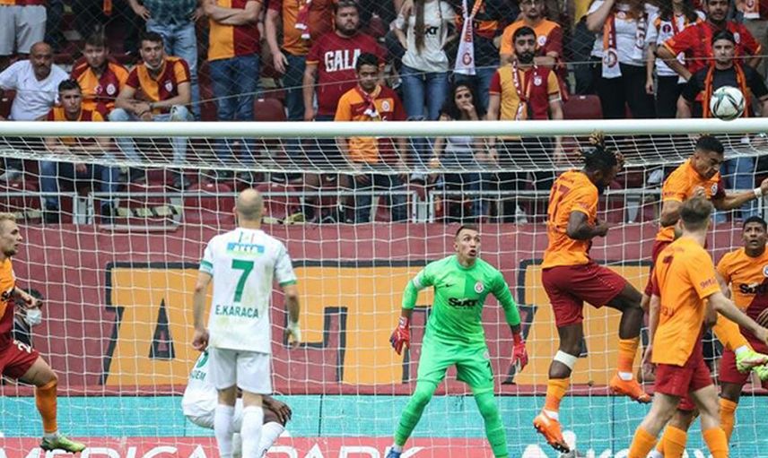 Galatasaraylı Fernando Muslera, Alanyaspor Maçının Ardından Serkan Kırıntılı'nın Üzerine Yürüdü!