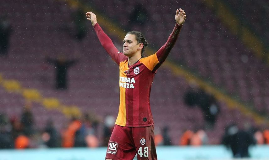 Galatasaraylı Futbolcudan Ünlü Oyuncuya Edepsiz Sözler!