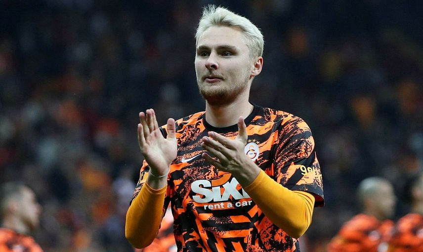 Galatasaraylı Victor Nelsson bu sezonu kötü geçirmelerinin nedeninin Domenec Torrent değil futbolcular olduğunu söyleyerek hocasını savundu