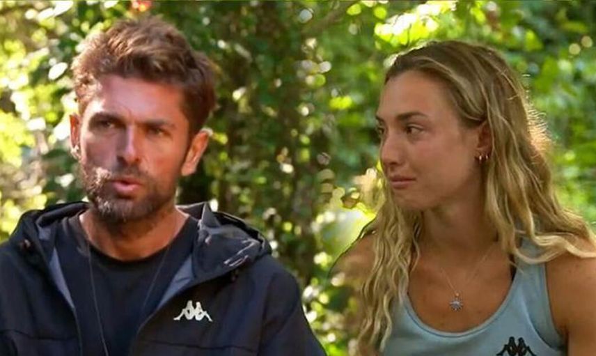 Survivor aşıkları Mert ve Sude kameralara yakalandı! Yüzleri kızaran çiftin eli ayağı birbirine dolandı o görüntülere tepki yağdı