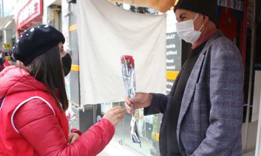 Kadın Cinayeti İşlenmeyen Şehirde Erkeklere Karanfil Dağıtıldı