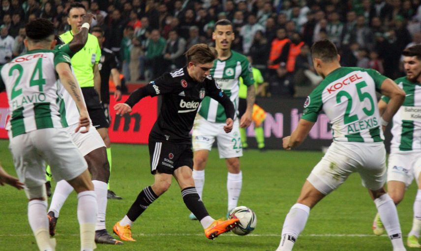 Erman Toroğlu, Beşiktaşlı futbolcuların Giresunspor maçında artistlik yaptığını söyledi. Taraftarlar kendisine tepki gösterdi