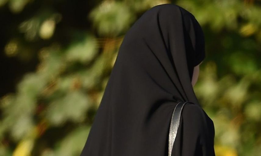 Giydikleri kıyafet başlarına bela oldu! Restorandan kovuldular