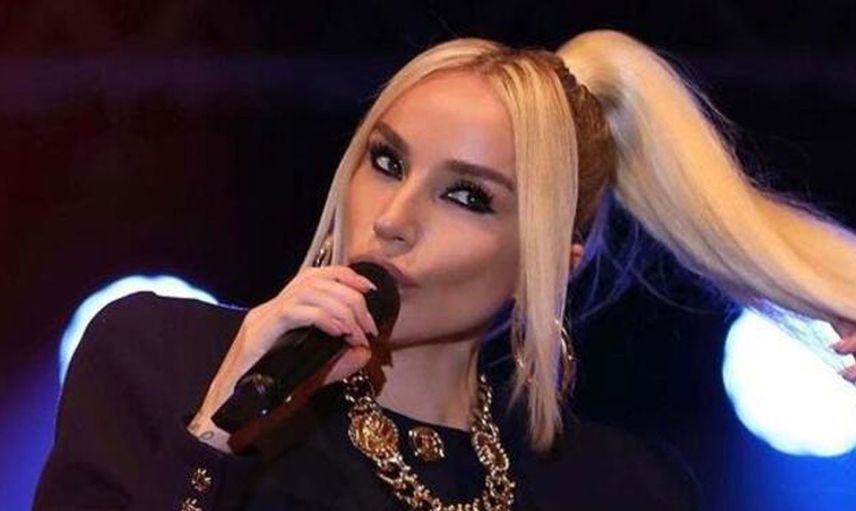 Gülşen sahnedeki kalça dansı ile olay oldu cinsel organına kadar göründü