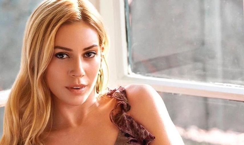 Güzel anne Sinem Kobal'ın süper minili pozlarına yorum yağdı!