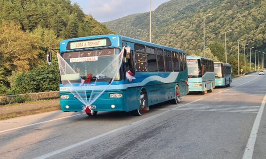 Karabük'te Halk Otobüsünde Tanışan Çift Otobüsü Gelin Arabası Yaptı