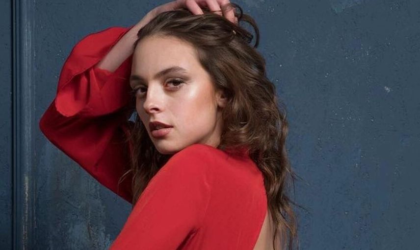Melis Sezen'in Derin Yırtmaçlı Peri Elbisesi İle Beğenileri Topladı