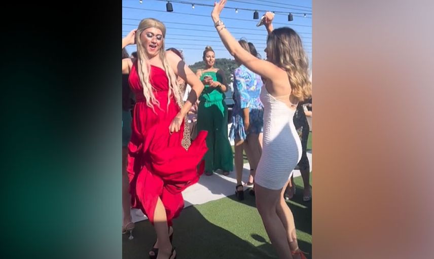 Az olmuş bu direkt herkesin önünde birlikte olun da rahatlayın... TikTok fenomeni Caner ve Nejdet'ten yeni bir yatak odası paylaşımı geldi... Gizlice her şeyi çekti