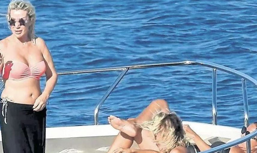 Seda Sayan Tekne Turuna Çıktı! Önce Efkarlandı Sonra Oynadı
