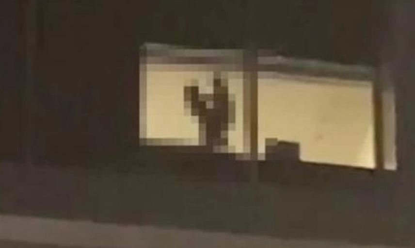 Umursamazlıkları çevredekileri sinirlendirdi: Perdelerini kapatmadan cinsel ilişkiye girdiler, yoldan geçenler izledi