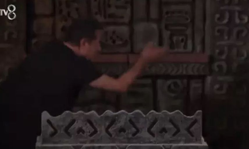 Survivor'da bir ilk: Acun Ilıcalı yarışmacılara sinirlendi, bağırarak sandalye fırlattı!