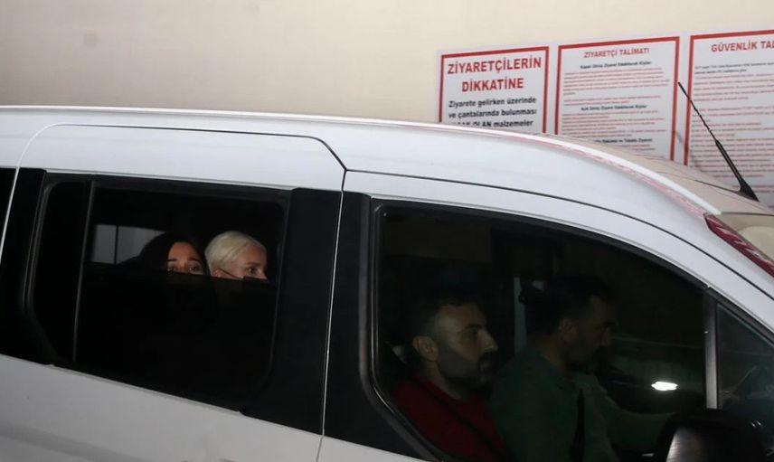 Kişisel eşyalarını götürdü
